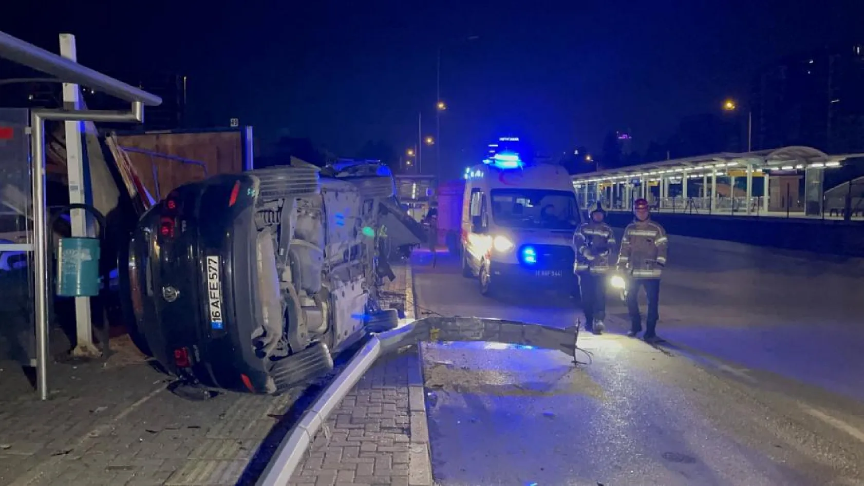 Aydınlatma direğine ve reklam panosuna çarpan araç takla attı: 1 ölü, 1 yaralı