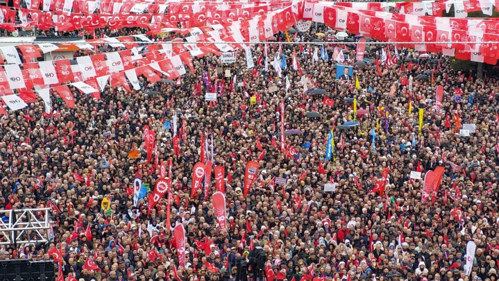 Özgür Özel, 'Millet İradesine Sahip Çıkıyor' mitinglerini Samsun'dan başlattı