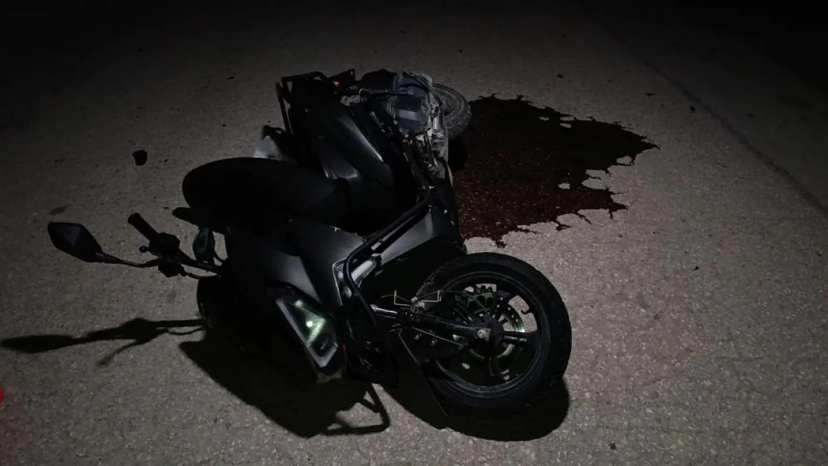 Otomobil ile motosiklet kafa kafaya çarpıştı: 1'i ağır 2 yaralı