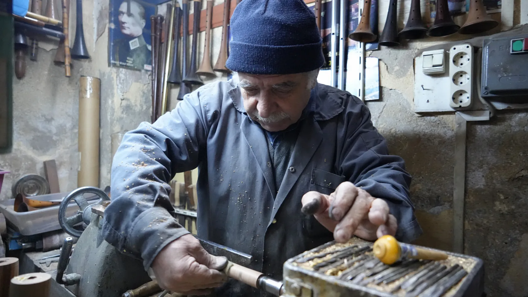 'Çırağım yok, ama zurnam çok!' Bu usta sanatıyla zamana meydan okuyor