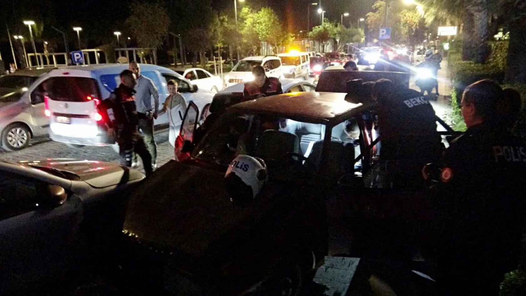 'Dur' ihtarına uymayıp aracını polisin üzerine sürerek kaçtı, 10 kilometrelik kovalamacayla yakalandı