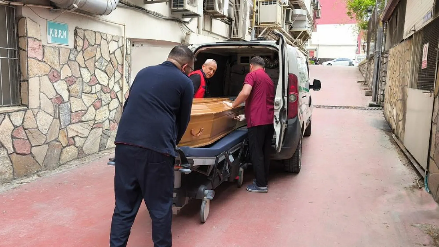 Cezaevinden izinli çıktı, eski eşini sokak ortasında katletti