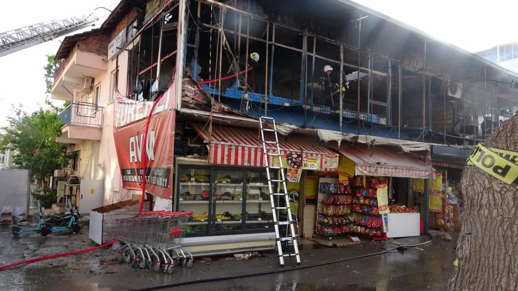 Market yangınında kendilerini dışarı atan işletme sahibi kadın ve oğlu gözyaşlarına boğuldu