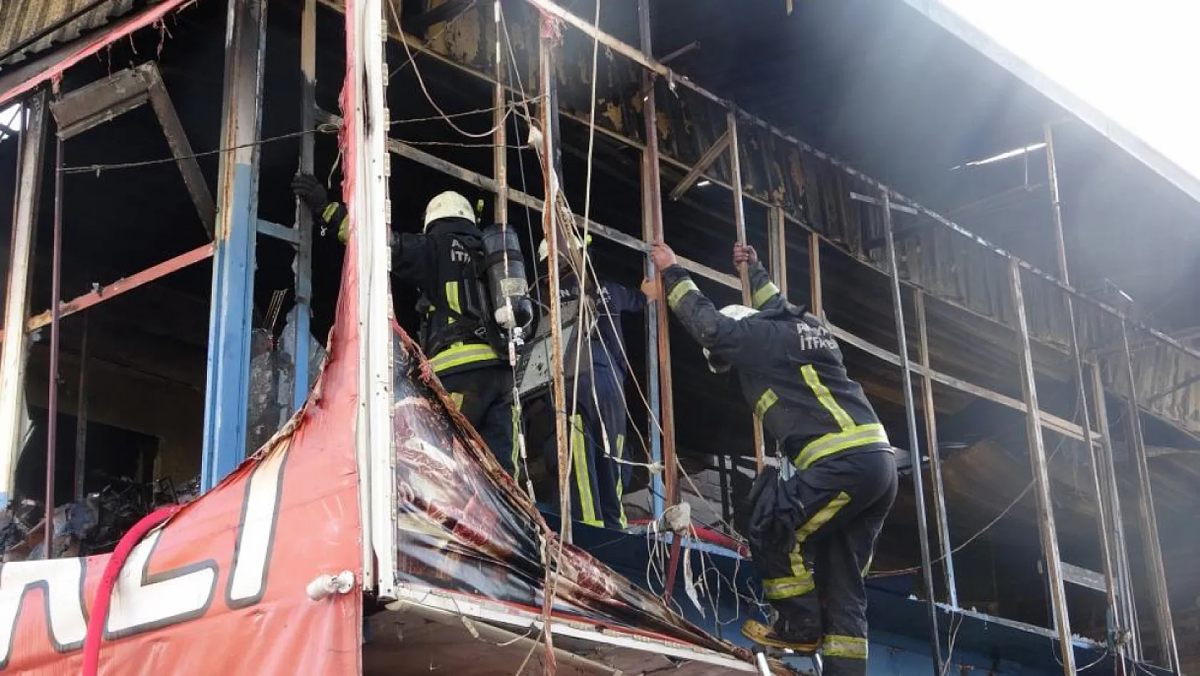 Market yangınında kendilerini dışarı atan işletme sahibi kadın ve oğlu gözyaşlarına boğuldu