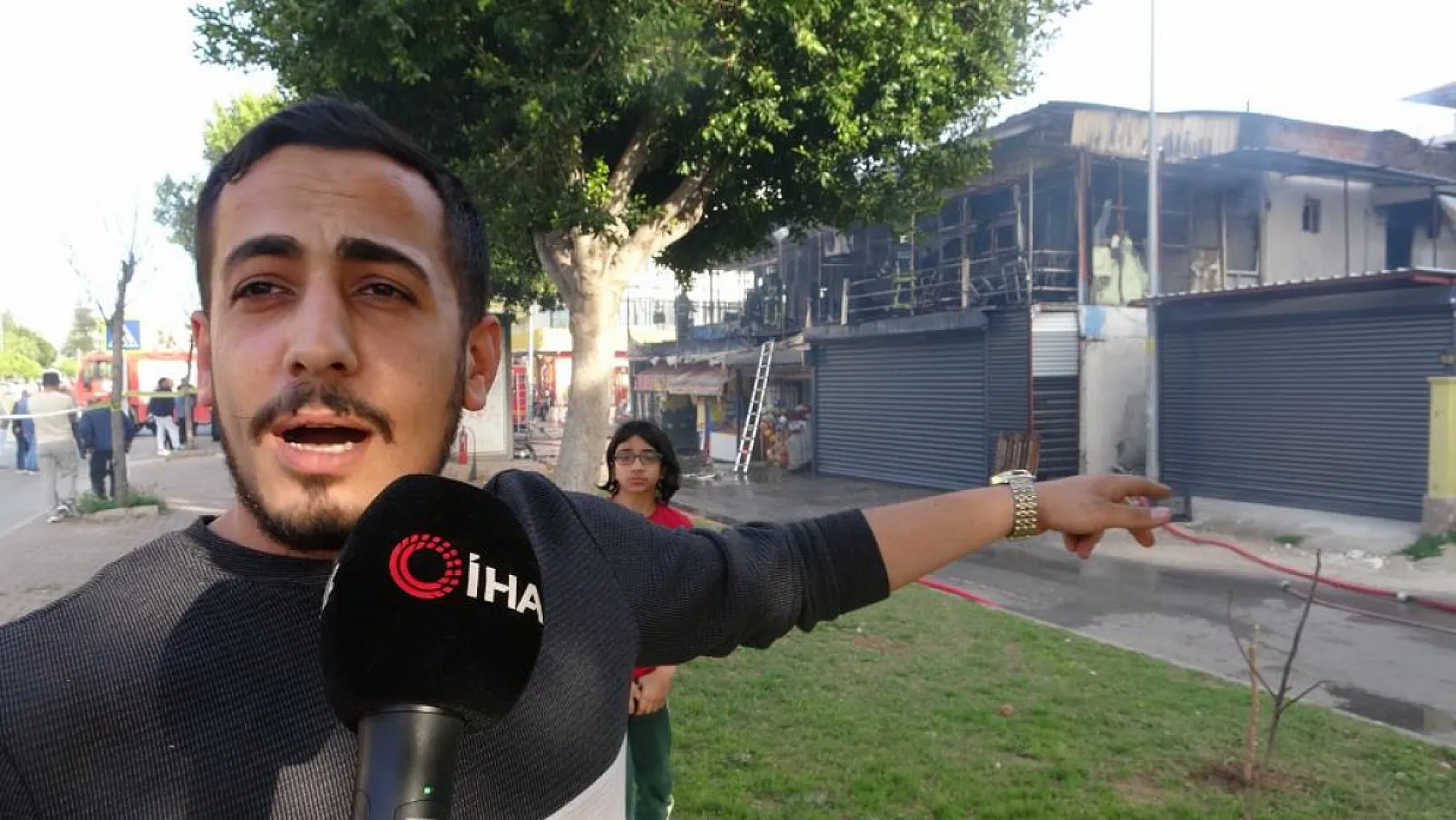 Market yangınında kendilerini dışarı atan işletme sahibi kadın ve oğlu gözyaşlarına boğuldu