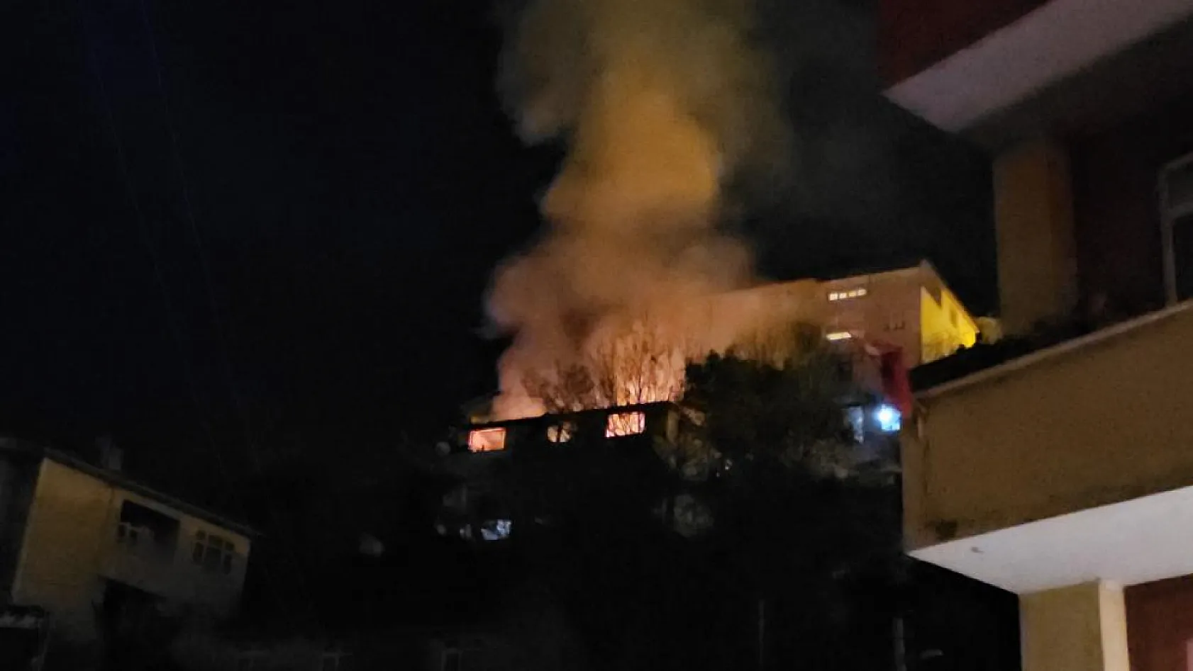 Geceyi alevler aydınlattı! 2 katlı ev kül oldu, 1 kişi hayatını kaybetti