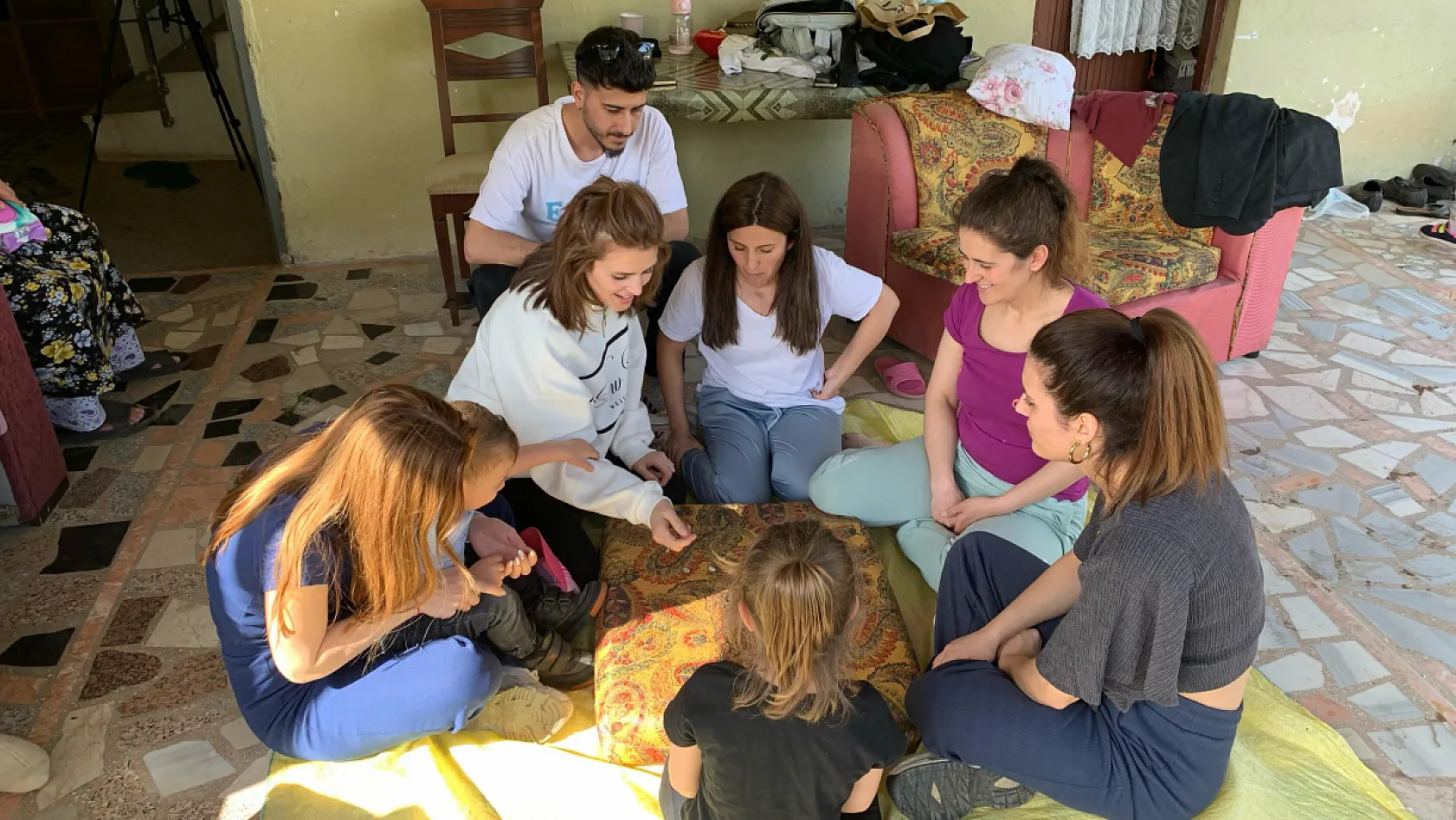 7 çocuklu aile sosyal medyada ilgi görüyor