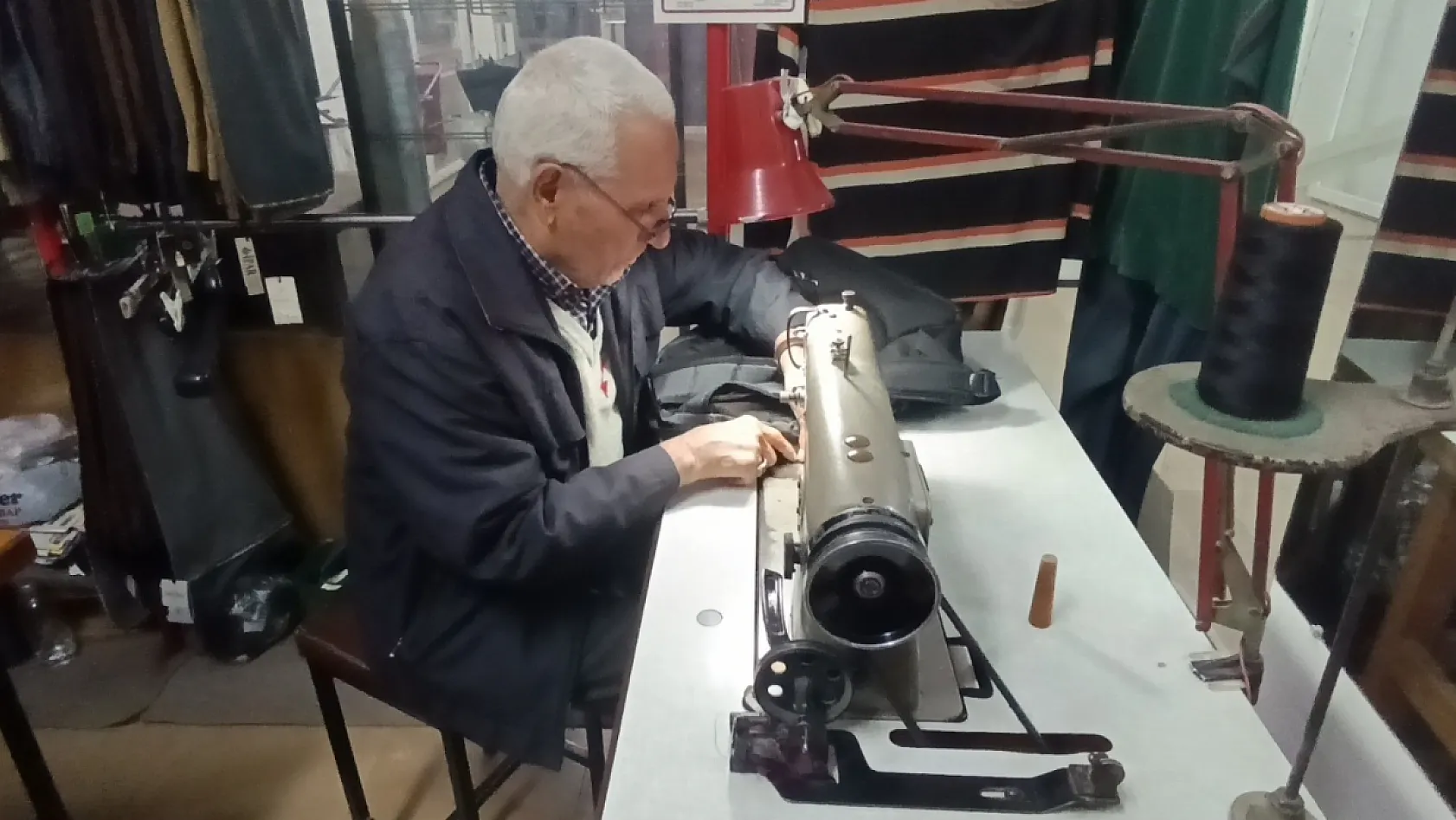 Terzihaneden kütüphaneye uzanan 69 yıllık ustalık: 'Yaşamak, yaşlanmak değildir'
