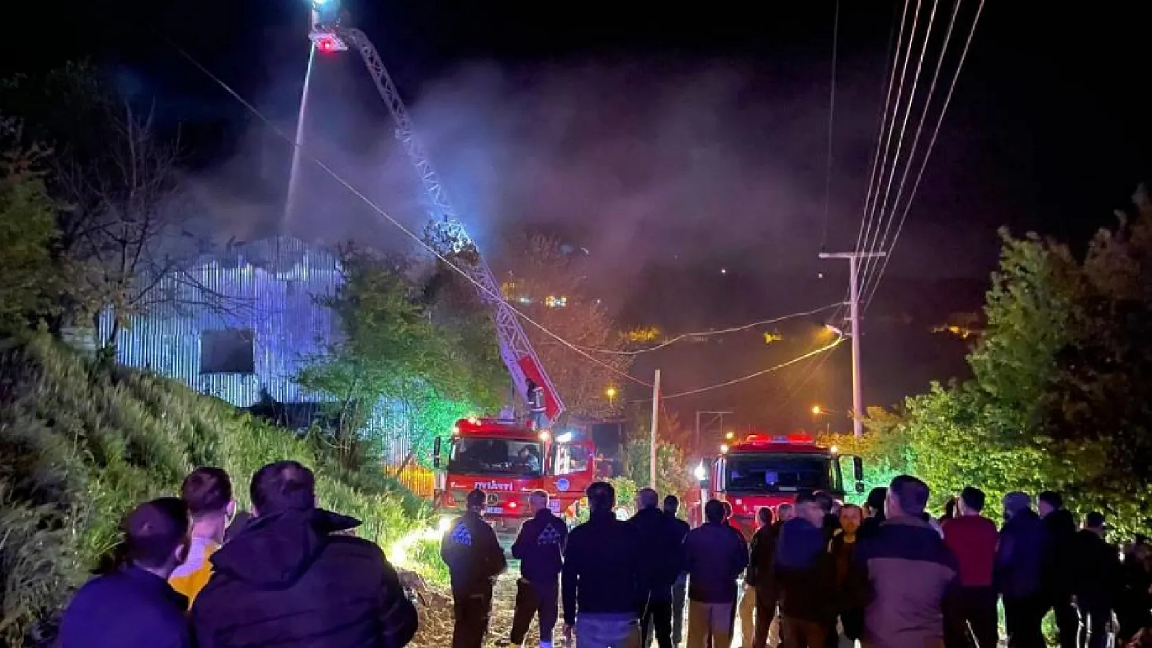 Korkutan yangın: 82 yaşındaki yatalak kadın son anda kurtarıldı