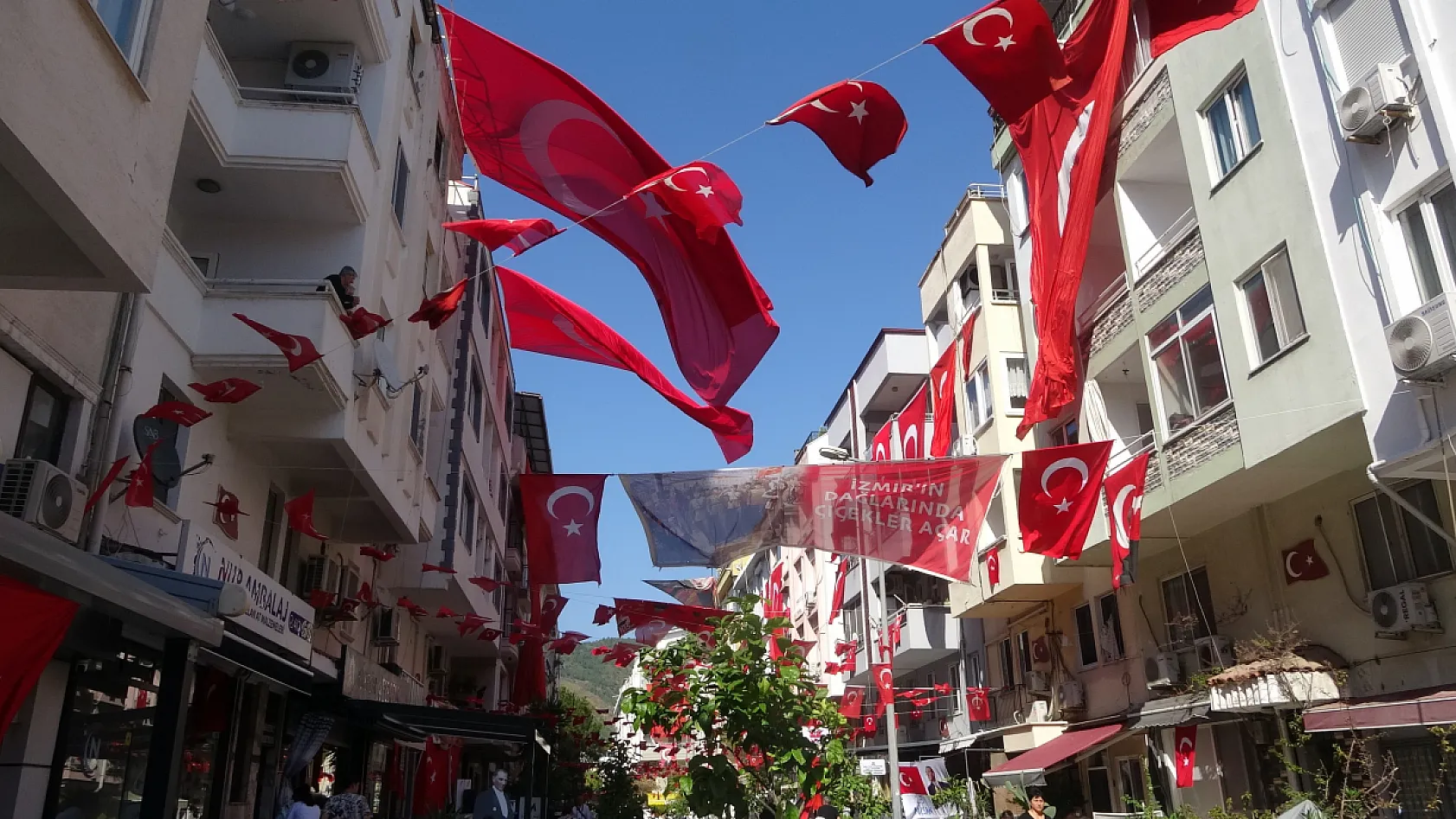 Marmaris'in '23 Nisan Dede'si yine sokakları bayrakla donattı