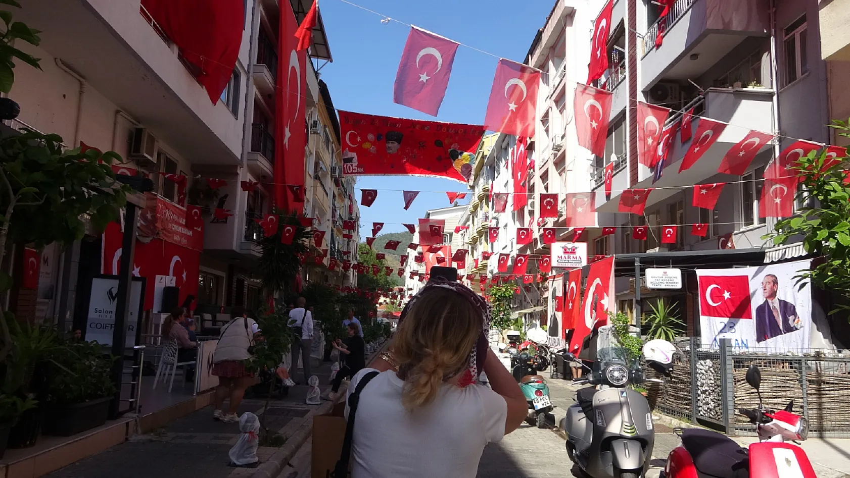 Marmaris'in '23 Nisan Dede'si yine sokakları bayrakla donattı