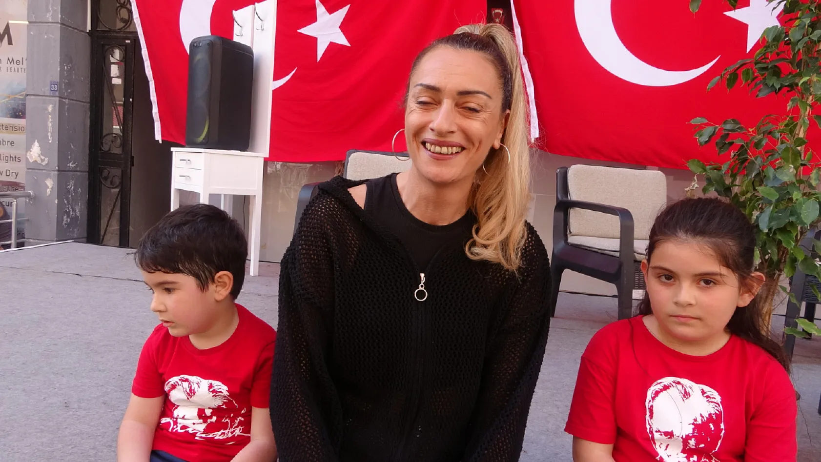 Marmaris'in '23 Nisan Dede'si yine sokakları bayrakla donattı