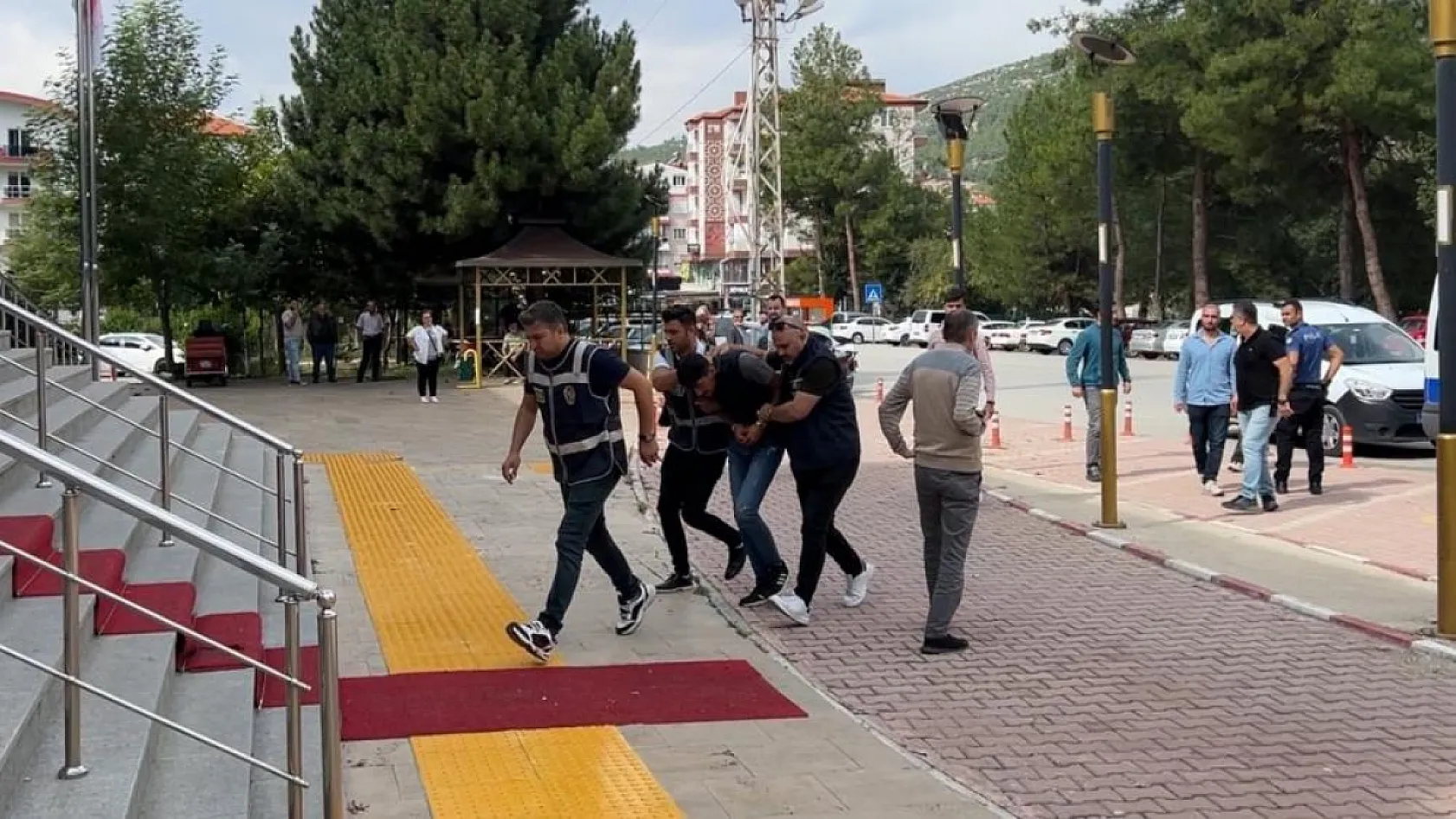 Aracının önünü kesip halasının oğlunu öldüren genç ve eşi için ağırlaştırılmış müebbet ceza talebi