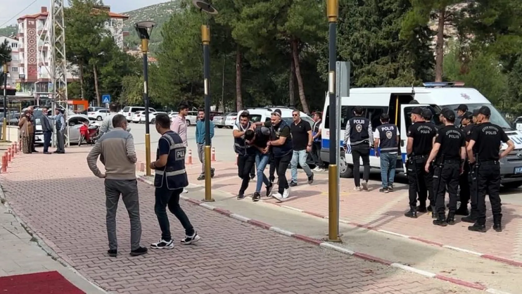 Aracının önünü kesip halasının oğlunu öldüren genç ve eşi için ağırlaştırılmış müebbet ceza talebi