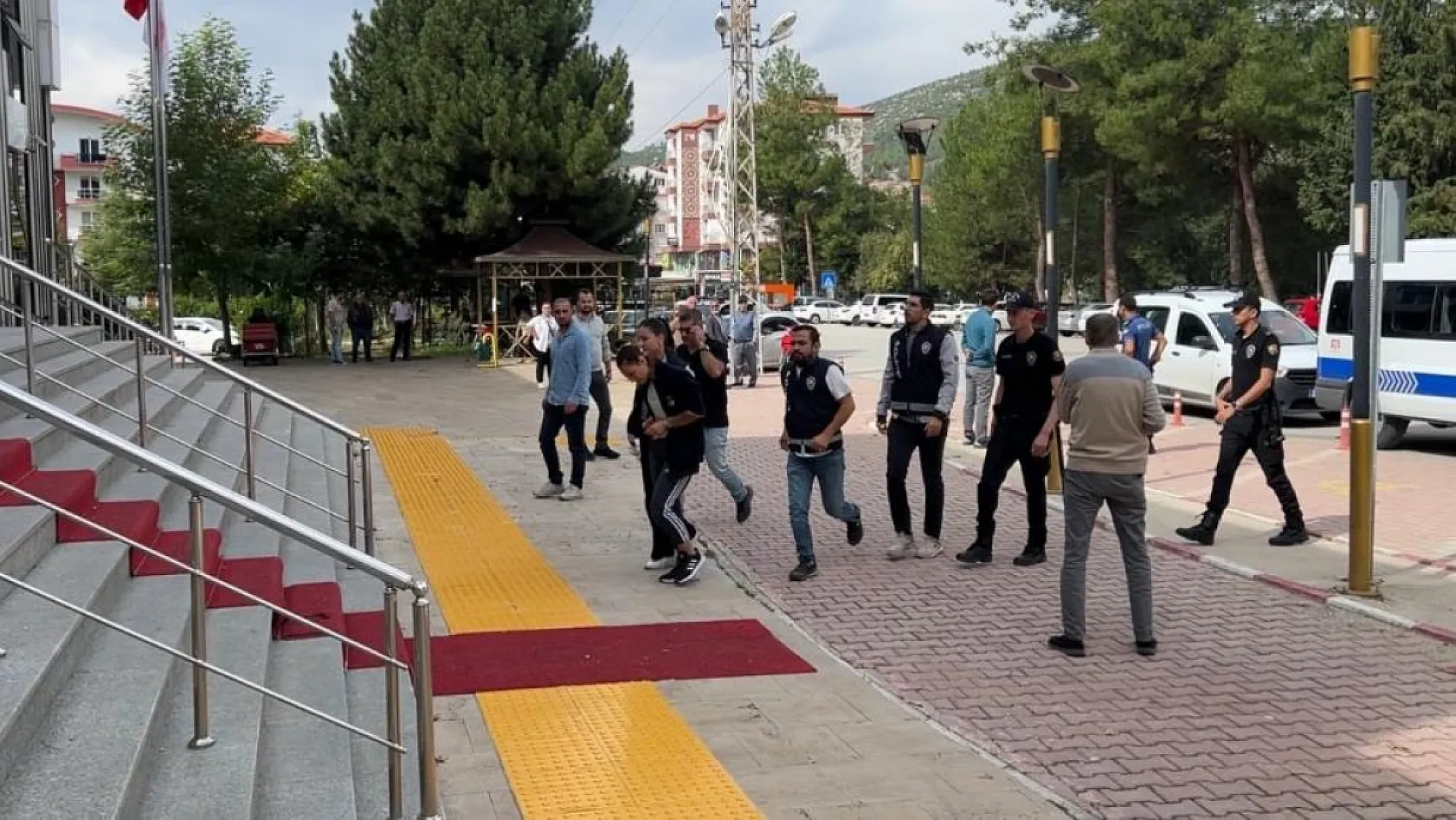 Aracının önünü kesip halasının oğlunu öldüren genç ve eşi için ağırlaştırılmış müebbet ceza talebi