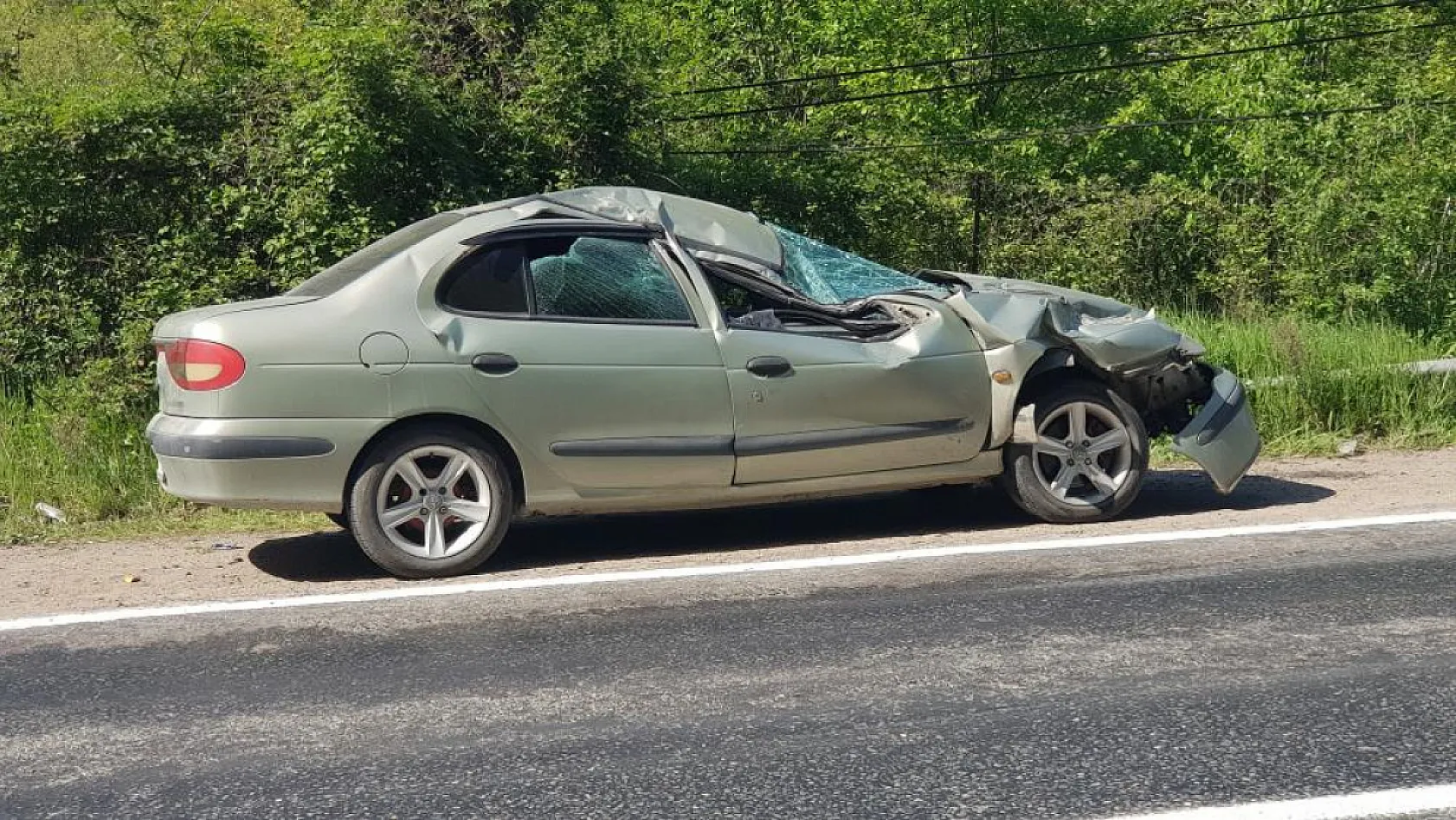 Seyir halindeki otomobilin üzerine kaya parçası düştü: 2'si çocuk 5 yaralı