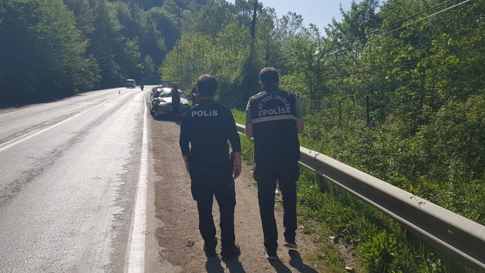 Seyir halindeki otomobilin üzerine kaya parçası düştü: 2'si çocuk 5 yaralı