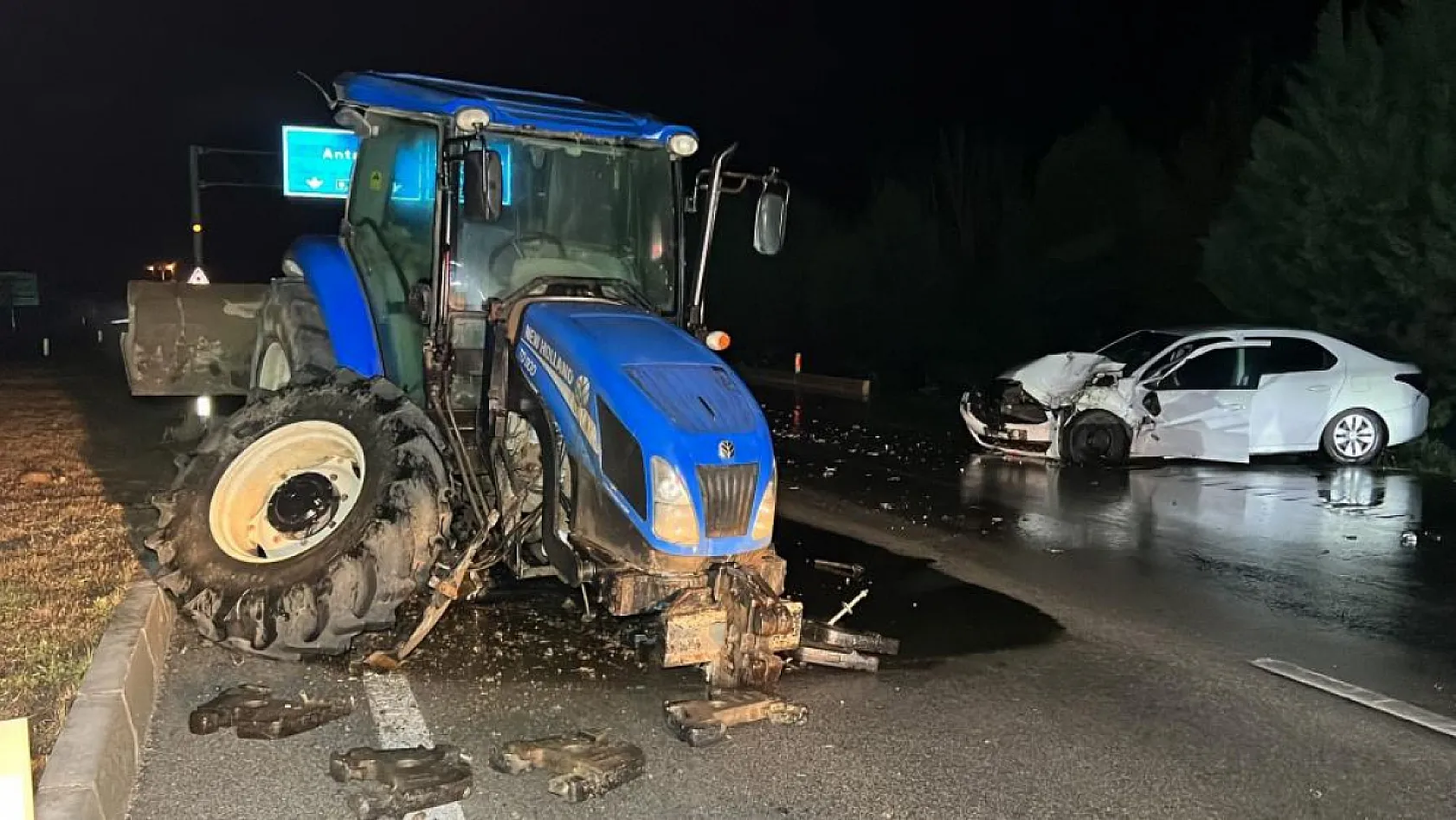Ters yönde giden traktör otomobile çarptı! 2 yaralı