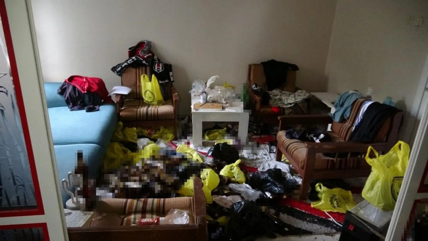 Annesinin cesediyle 2 hafta yaşadı, tutuklandı