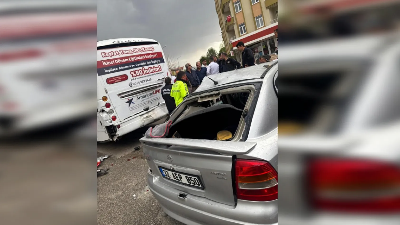 Otomobil, durakta yolcu alan otobüse arkadan çarptı: 1 ölü, 3 yaralı