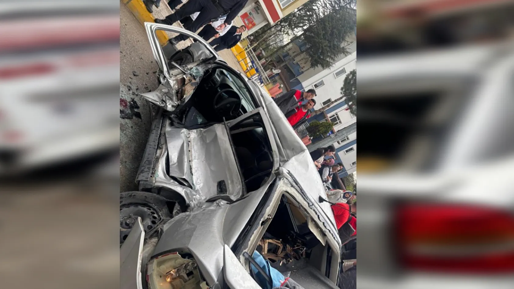 Otomobil, durakta yolcu alan otobüse arkadan çarptı: 1 ölü, 3 yaralı
