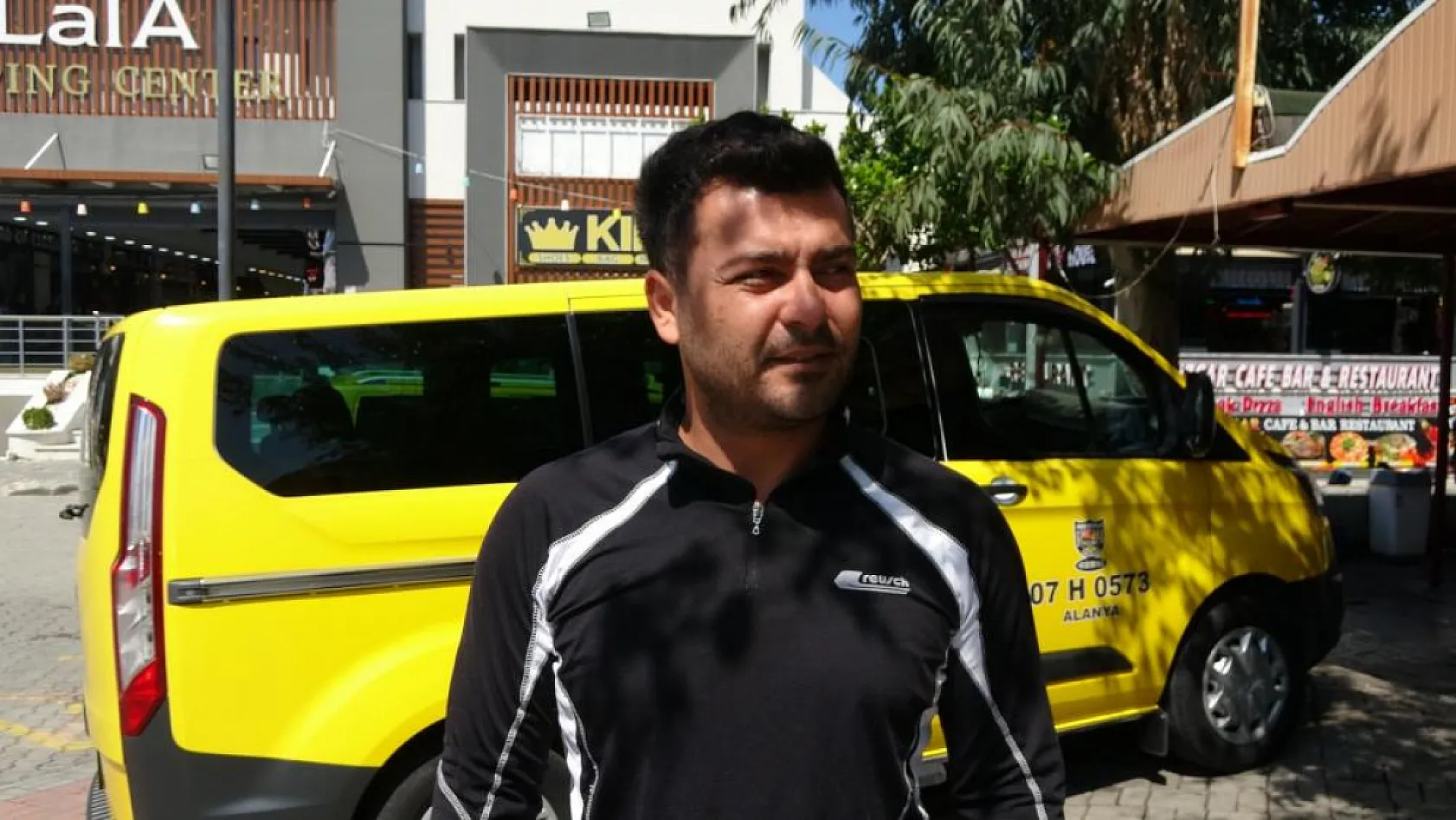 Takside unutulan 18 bin 300 euroyu sahibine teslim etti