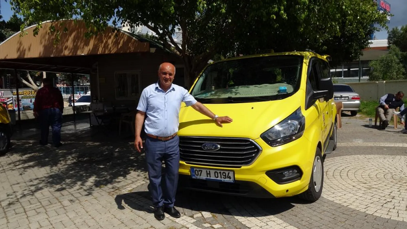 Takside unutulan 18 bin 300 euroyu sahibine teslim etti