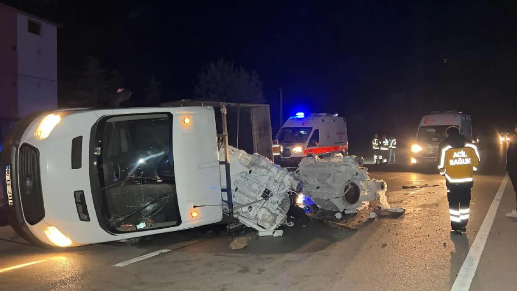 Burdur-Antalya Karayolu'nda tekne motoru yüklü kamyonet devrildi: 2 yaralı