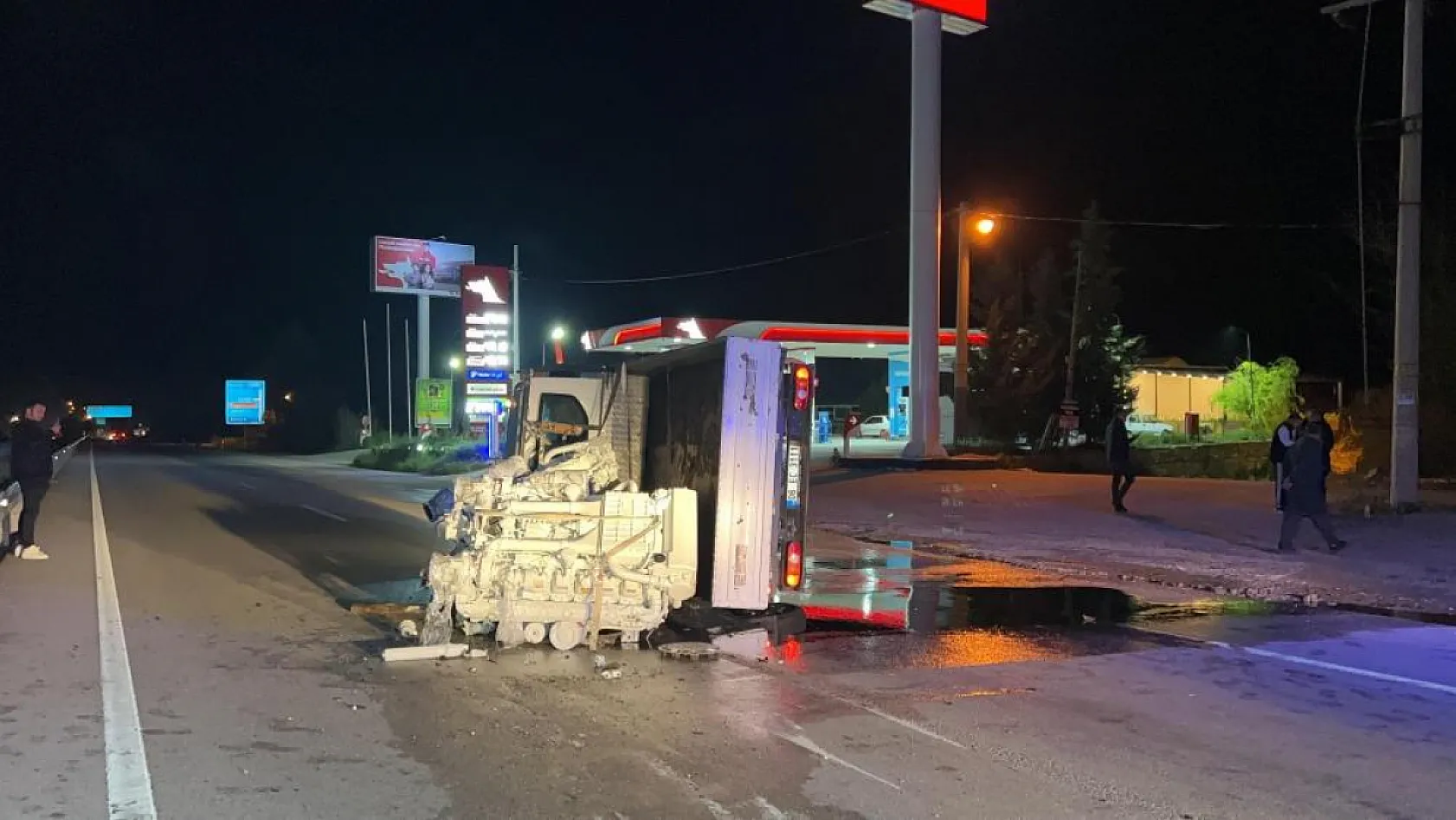 Burdur-Antalya Karayolu'nda tekne motoru yüklü kamyonet devrildi: 2 yaralı
