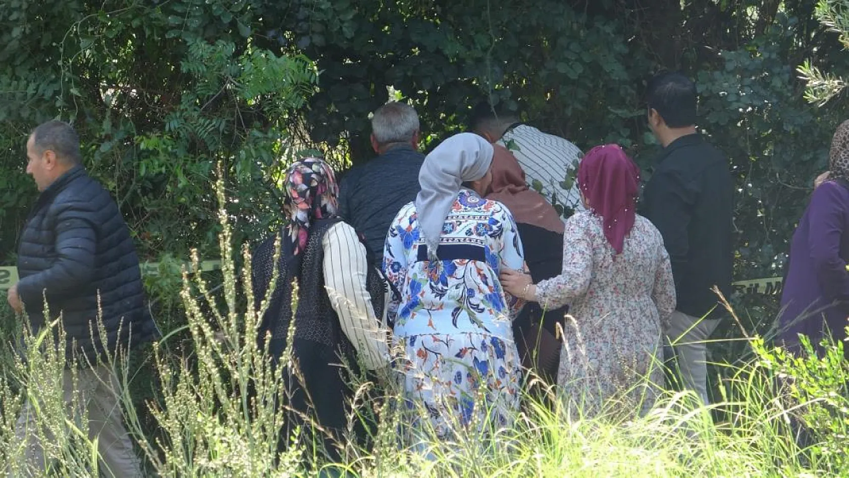 İnşaat işçisi eşi ve kardeşi tarafından ağaçta asılı halde bulundu
