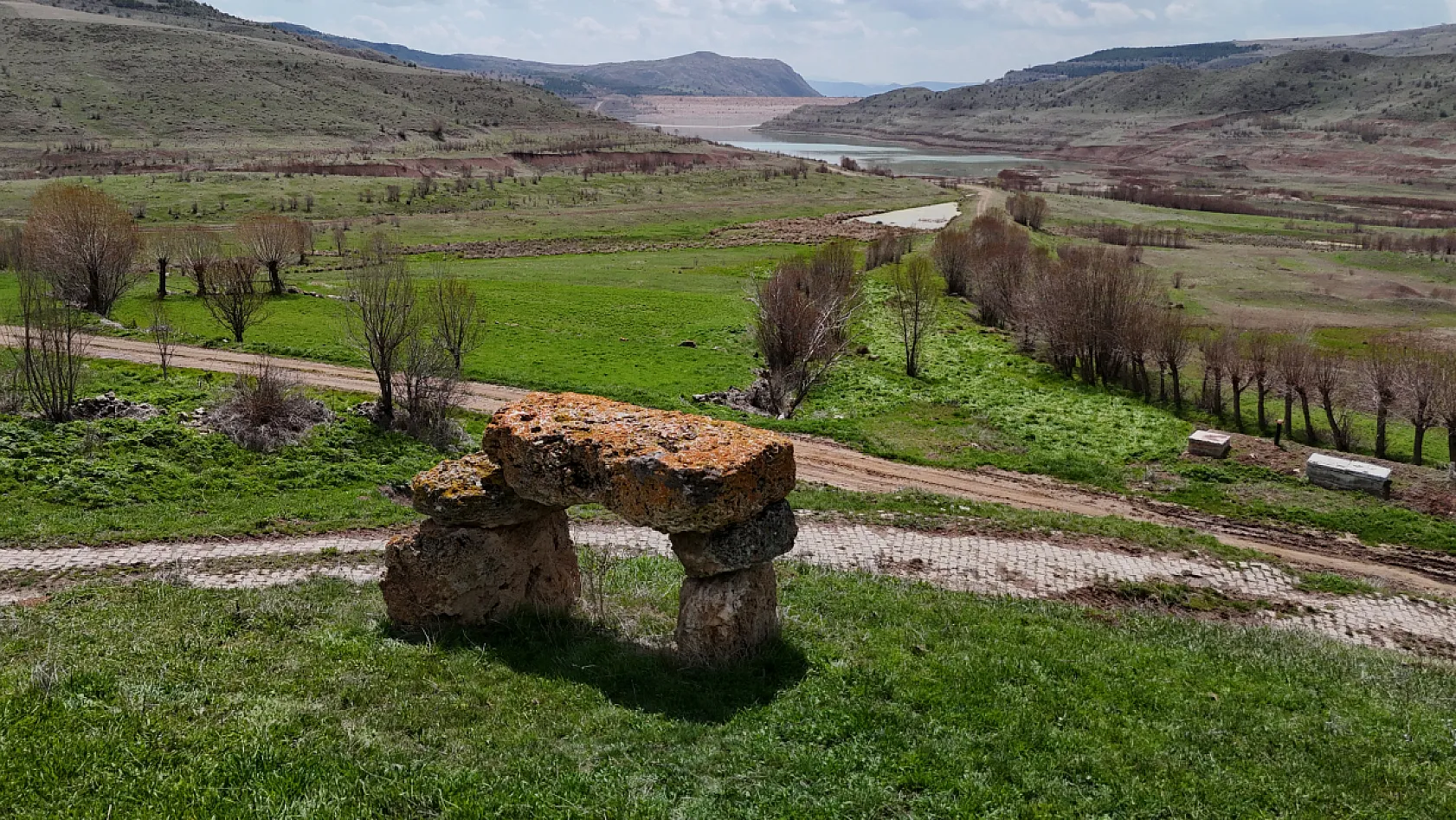 Terk edilmiş 200 yıllık taş görenleri ürkütüyor