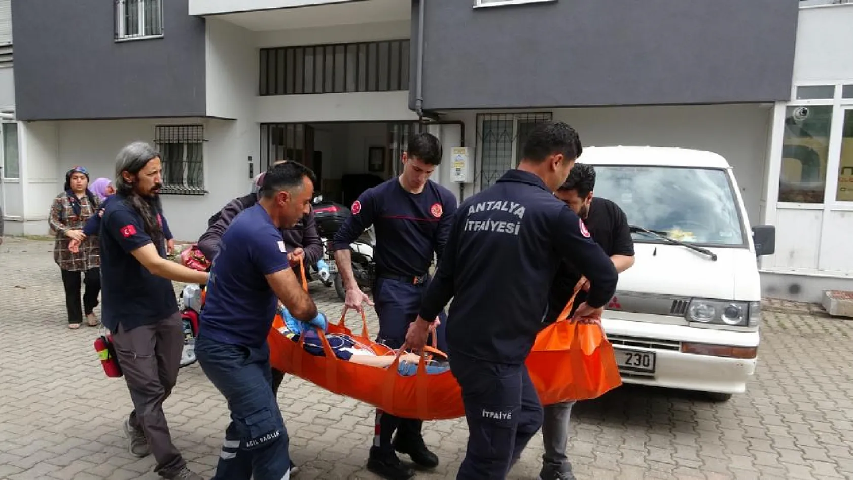 Sağlık ekiplerinin müdahalesi ile hayata döndürüldü, öldüğünü düşünen yakını 'Beni de öldürün' diyerek feryat etti