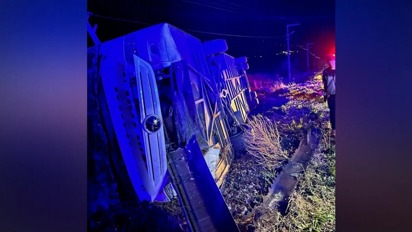 Yolcu otobüsü devrildi: 33 kişi yaralandı