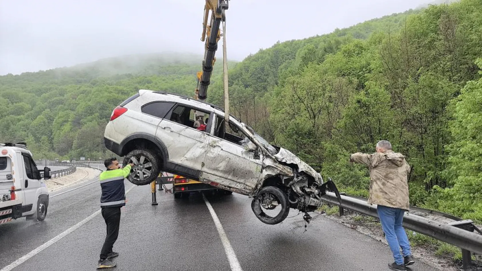 Kontrolden çıkan araç ormana uçtu: 1 ölü, 3 yaralı