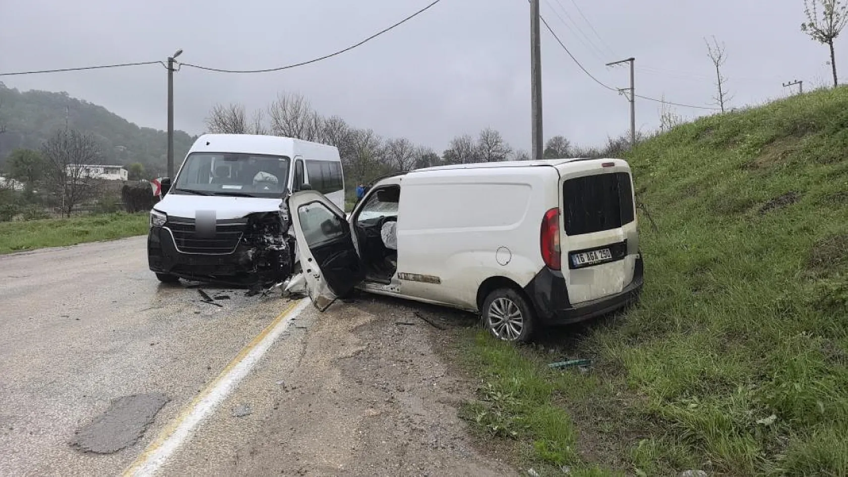 Servis minibüsü ile ticari araç çarpıştı: 13 yaralı