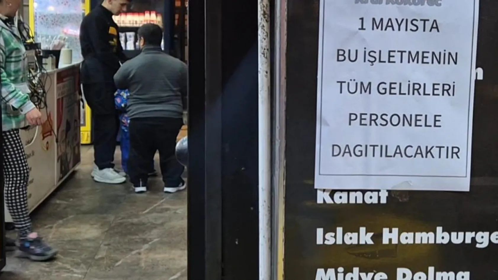 'Bir zamanlar işçiydim' dedi, günlük hasılatını işçilerine dağıttı