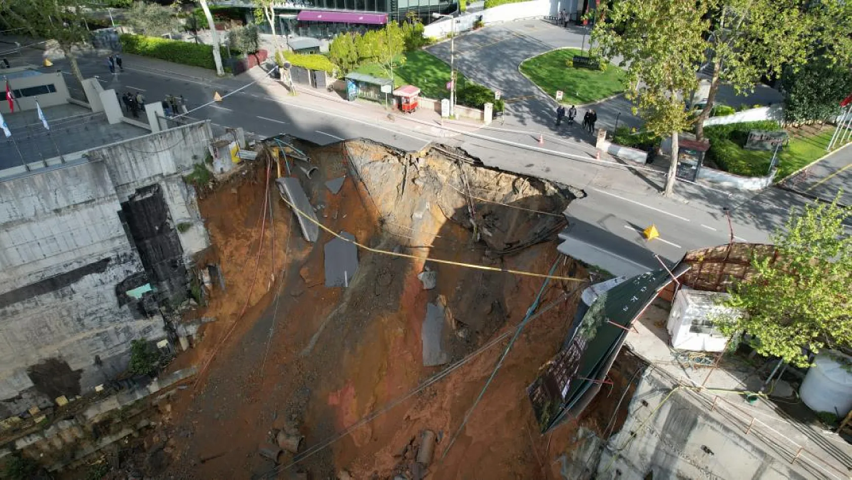 İstanbul'da yol çöktü: Doğalgaz sıkıştı, patlama oldu