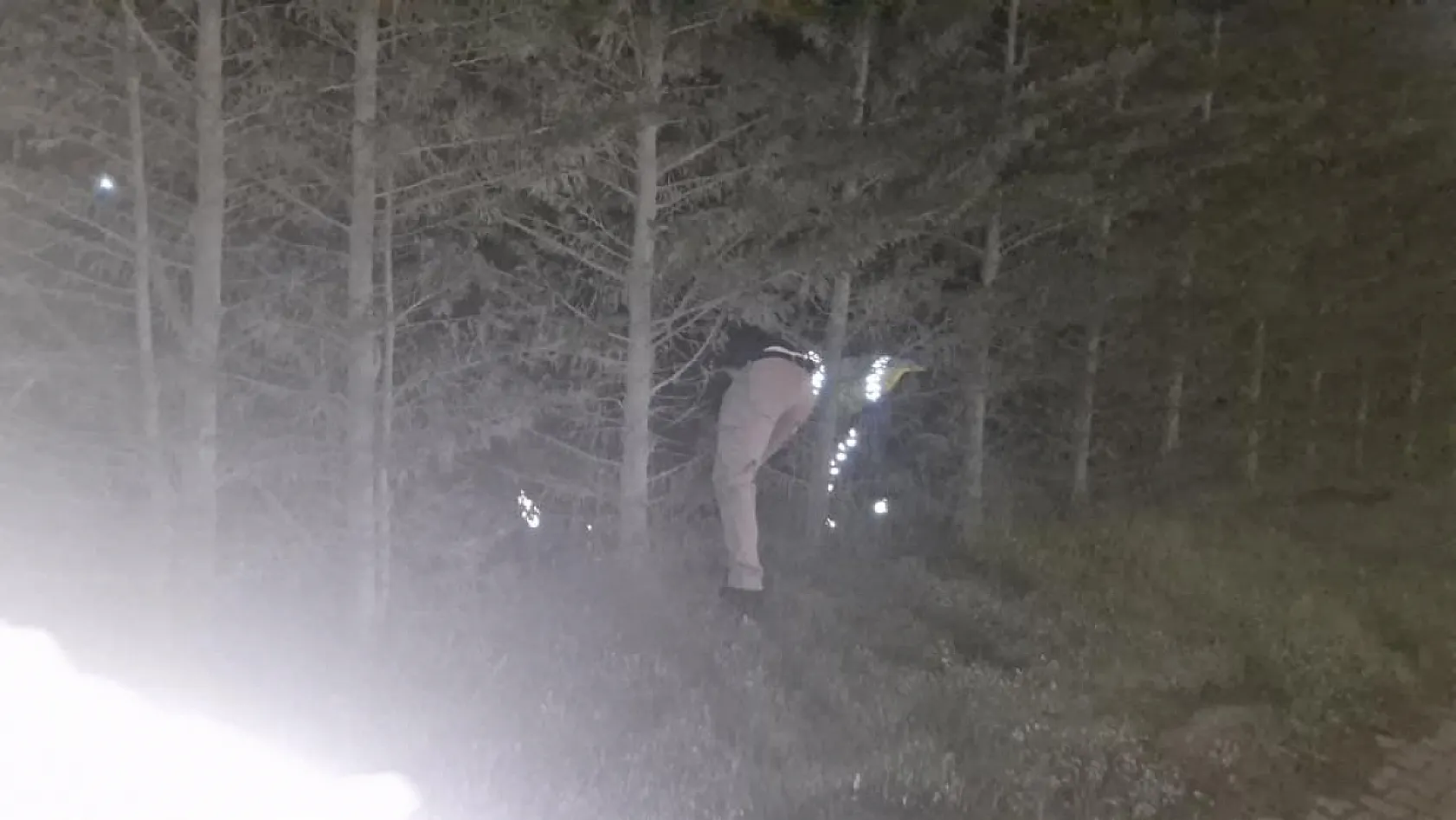 Kimlik kontrolü sırasında kaçtı, peşinden koşan polislerle beraber bataklığa düştü