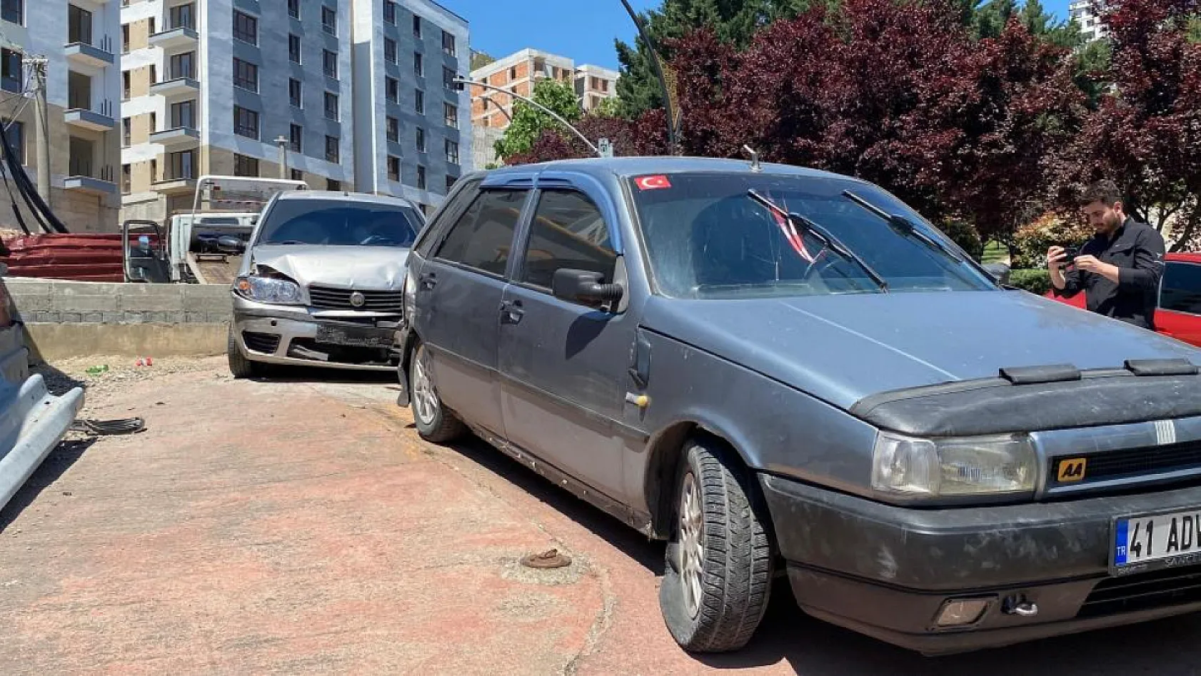 Freni boşalan otomobil trafik ışıklarında bekleyen araca çarptı: 5 yaralı