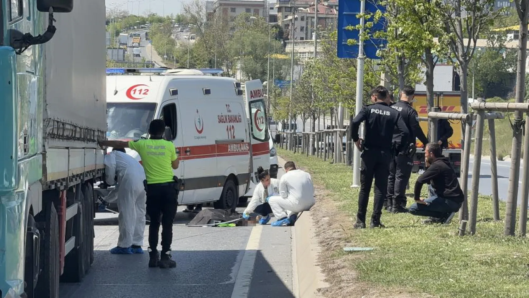 Yolun karşısına geçerken tır çaptı: Olay yerinde hayatını kaybetti