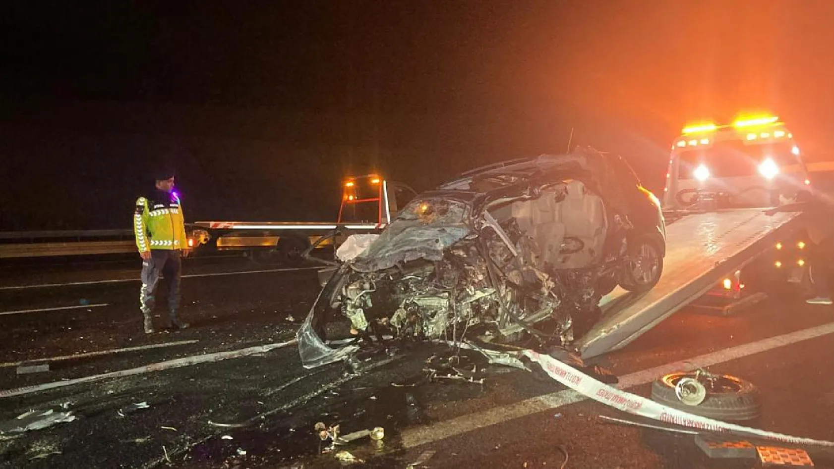 Feci kaza... 2 otomobil kafa kafaya çarpıştı: 4 ölü, 1 yaralı