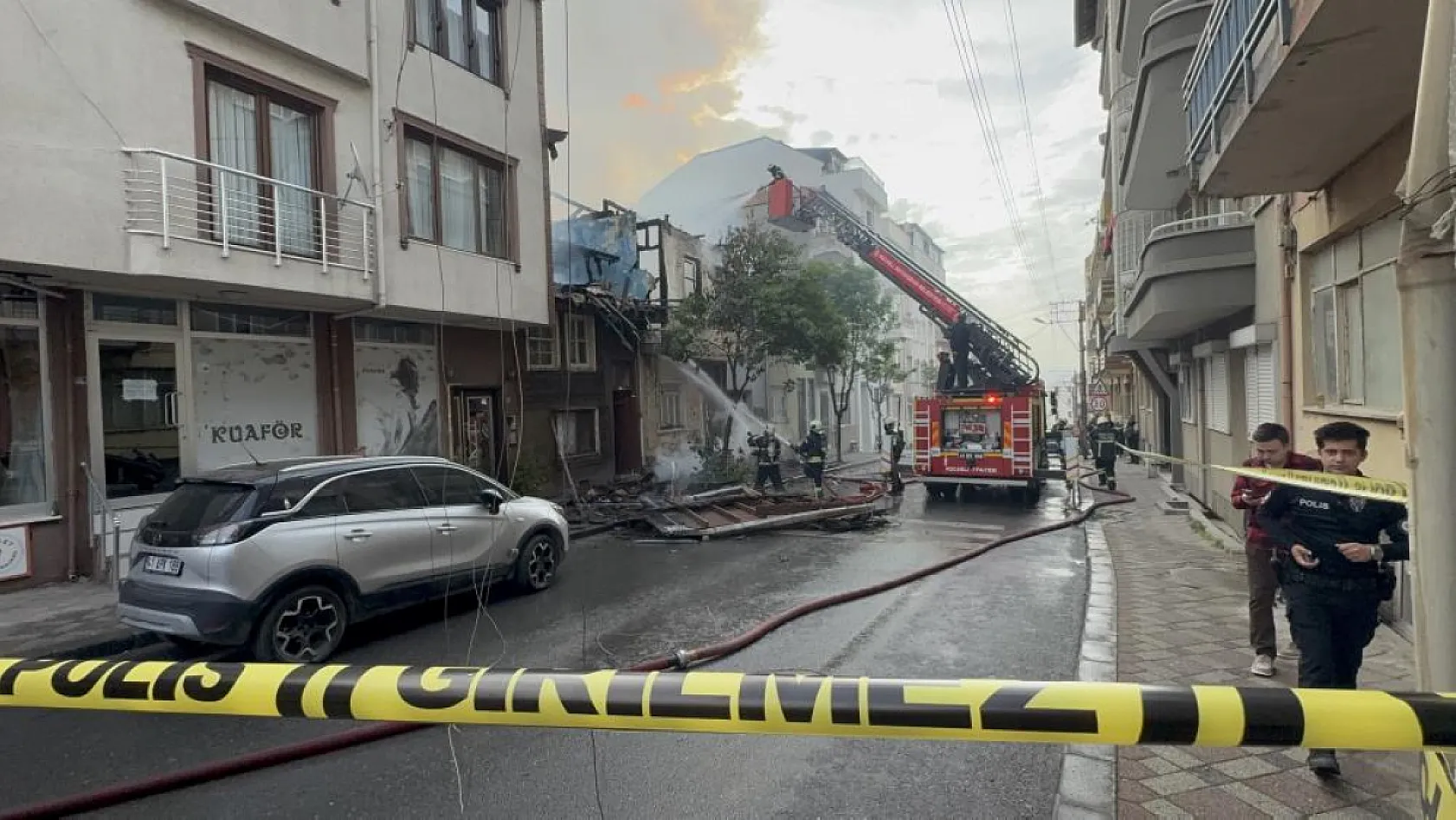 2 ev alev alev yandı: Yanan ahşap ev duvarı 2 itfaiye erinin üzerine düştü