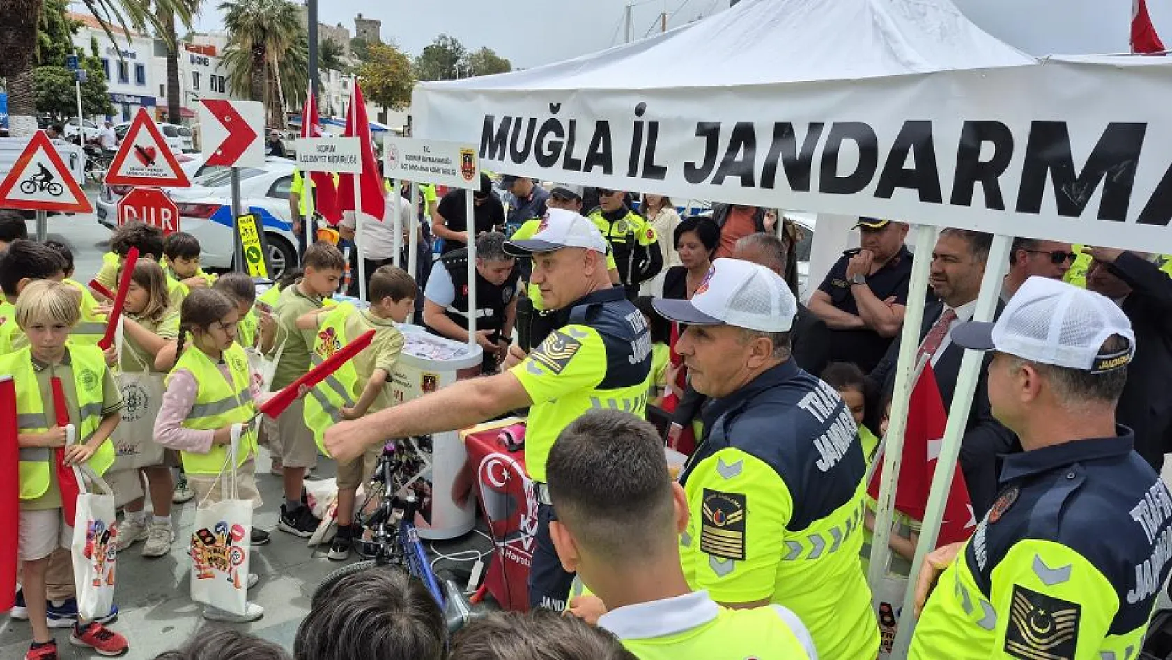 Bodrum'da öğrencilere uygulamalı trafik eğitimi verildi