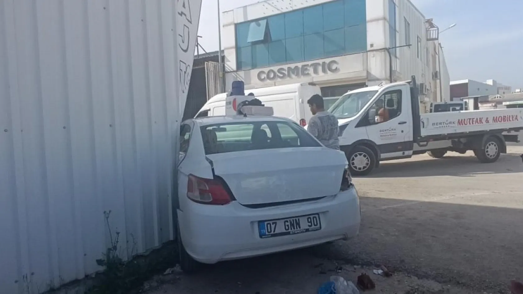 Kurtarıcıdan inerken halatı kopan forklift, park halindeki otomobile çarptı