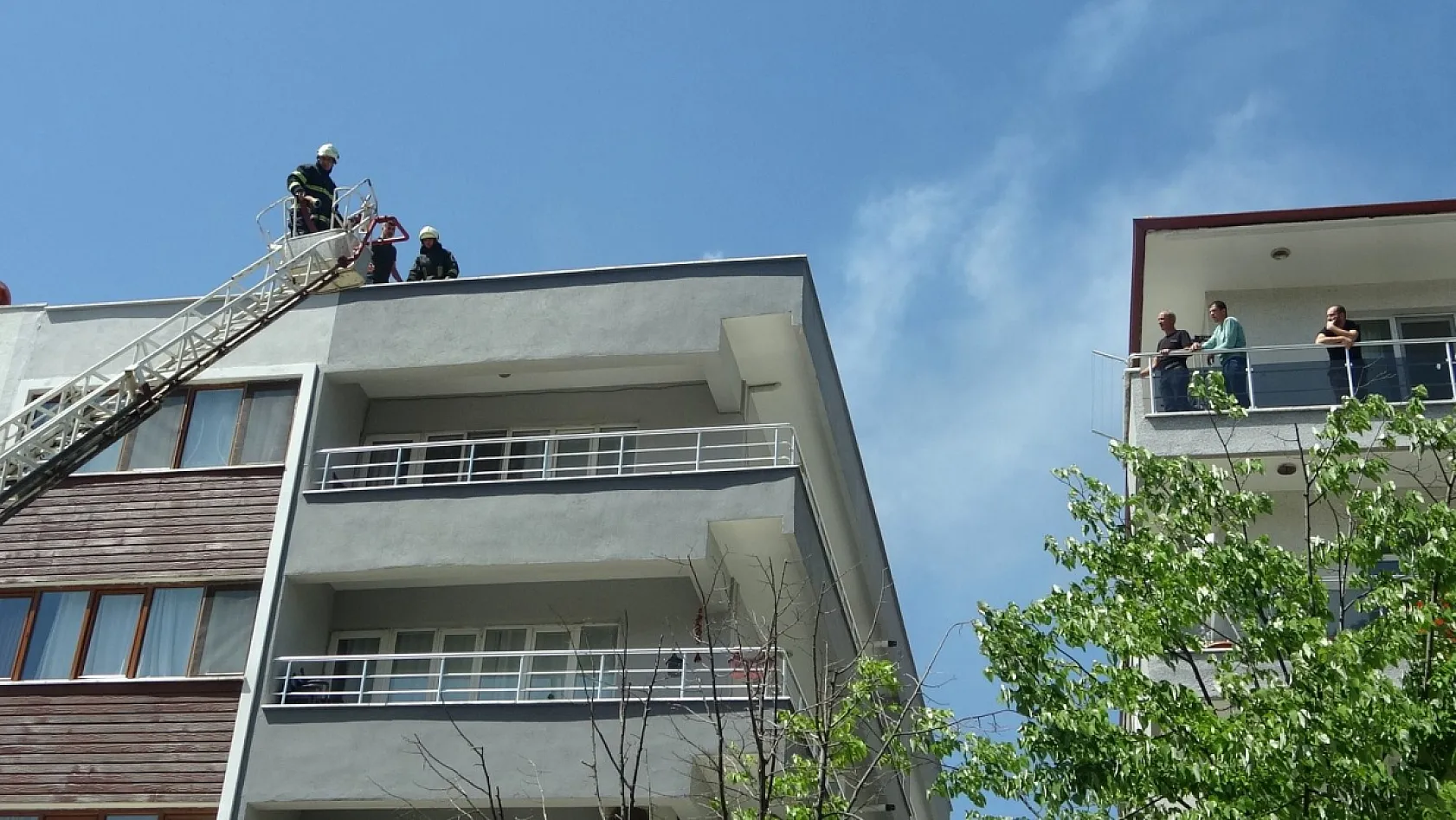 Menteşe'de bacadan çıkan yangın paniğe neden oldu