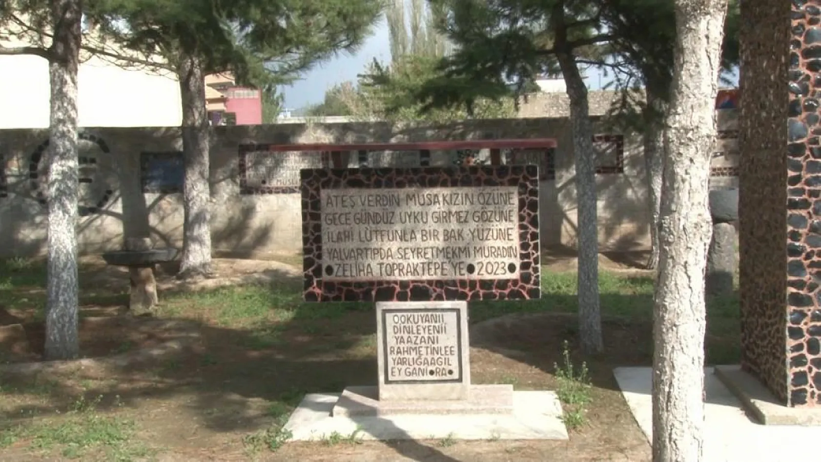 Aşkını taşlara kazıdı