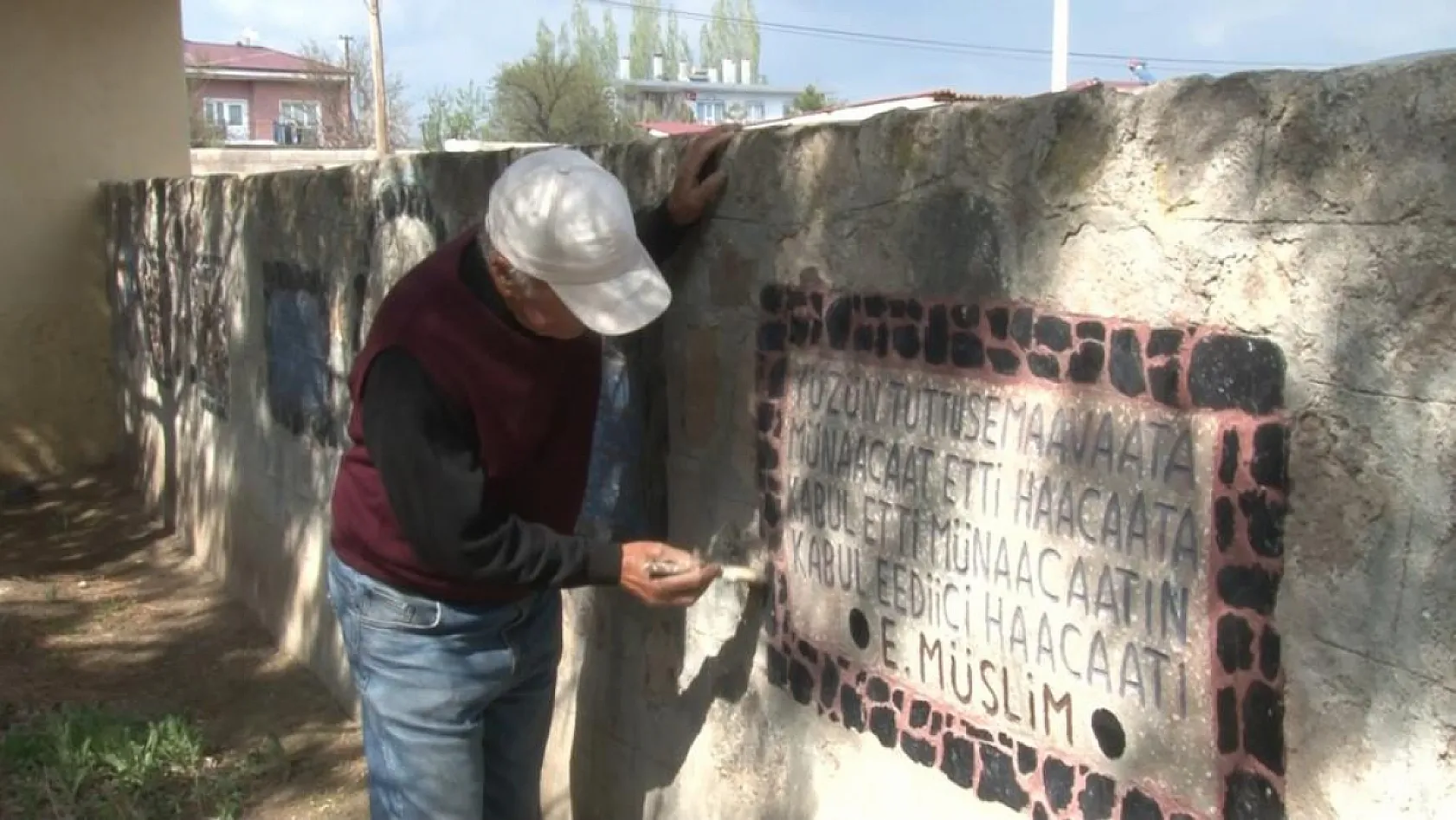 Aşkını taşlara kazıdı