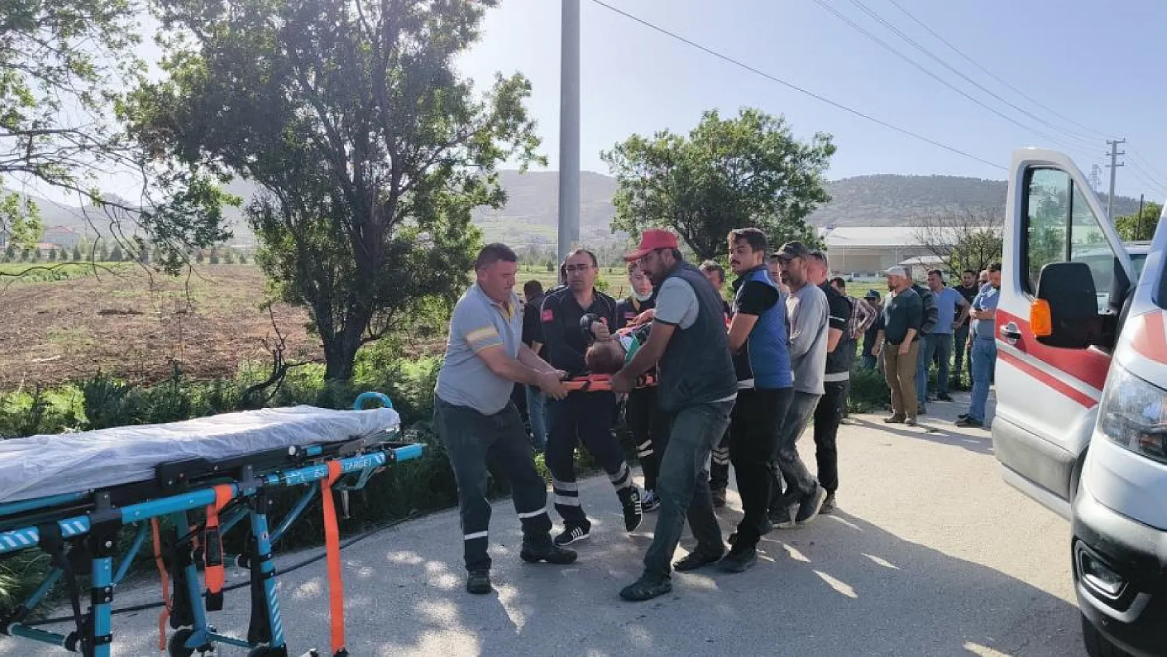 Sollama faciası! Direğe çarpan araçta karı-koca yaralandı