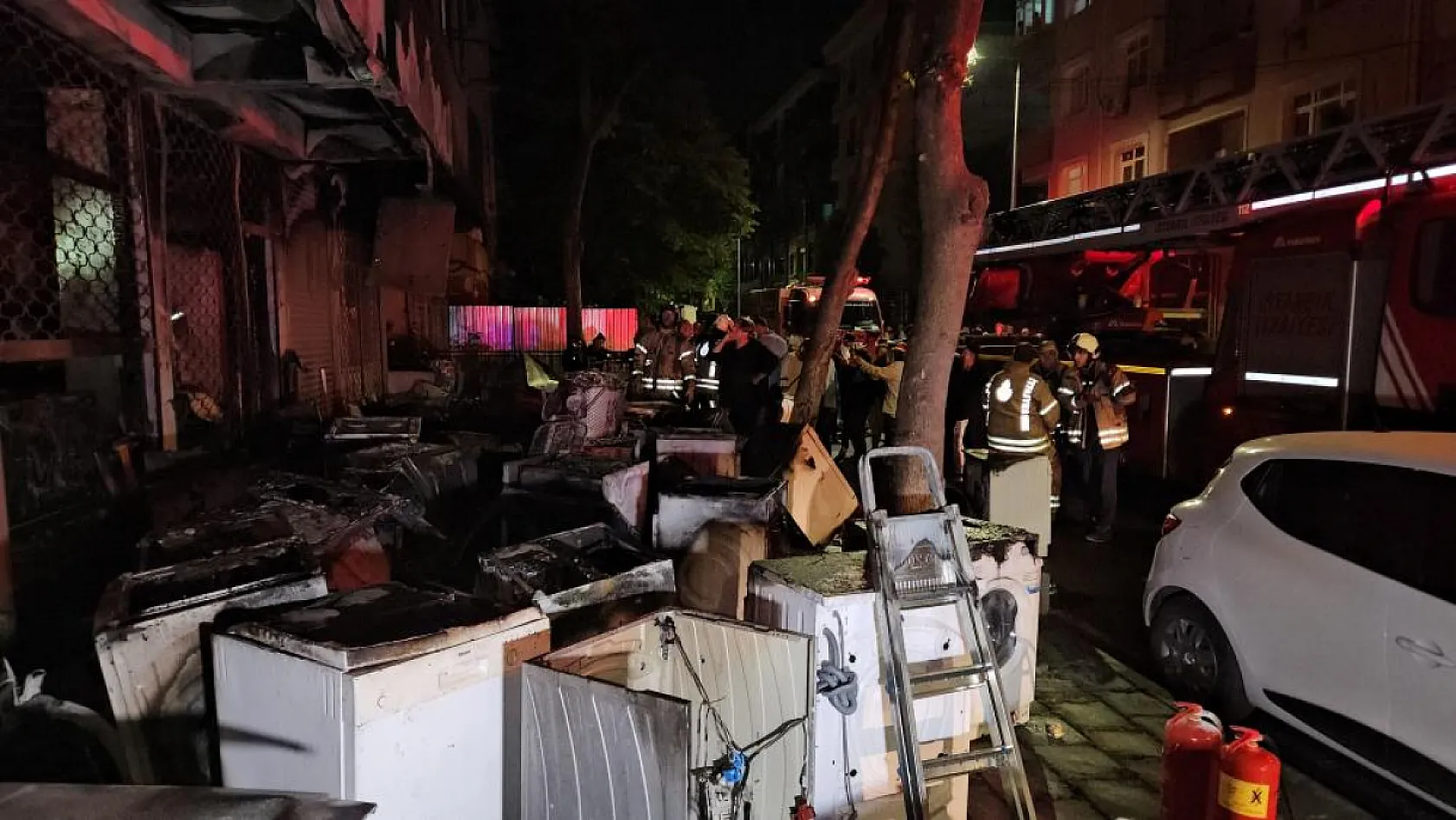Beyaz eşya deposunda çıkan yangın 3 katlı binayı kül etti