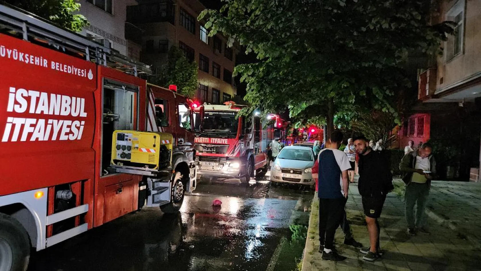 Beyaz eşya deposunda çıkan yangın 3 katlı binayı kül etti